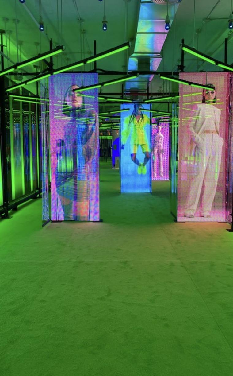 Pasillo de tótems LED con iluminación de neón