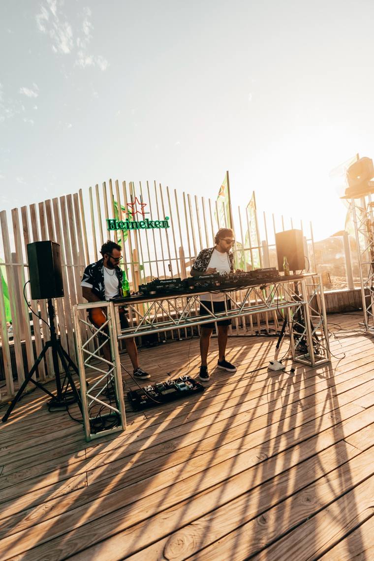 Escenario y cabina de DJ sobre deck para Heineken